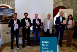  ??  ?? Asiago
Munari,
Cracco,
Busellato, Di
Lorenzo,
Rigoni e
Veronese
Sotto la copertina