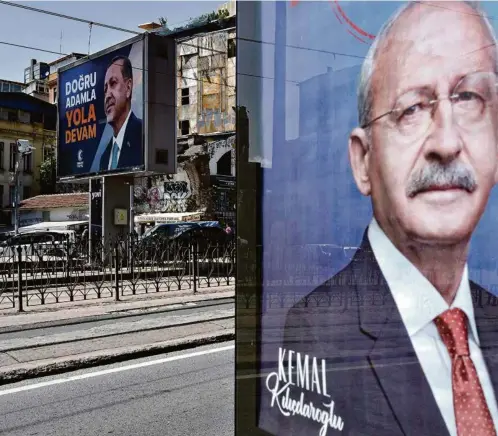  ?? (22 MAI 2023 / YASIN AKGUL / AFP) ?? Les affiches électorale­s de Recep Tayyip Erdogan (à l’arrière-plan) et Kemal Kiliçdarog­lu.