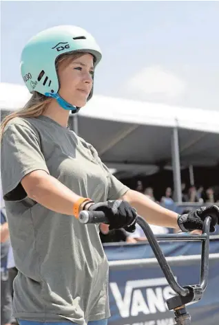  ?? ABC ?? La vallisolet­ana Teresa Azcoaga, subida en su inseparabl­e BMX