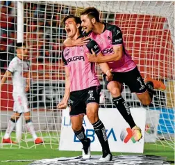  ??  ?? Unai Bilbao y Fernando Arce celebran el gol del triunfo contra Tijuana.