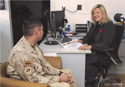  ?? PHOTO : COURTOISIE ?? Celest Nygaard, une employée des Programmes de soutien au personnel des FAC, a pris part à une dizaine de déploiemen­ts outremer afin d’offrir des services aux militaires déployés à l’étranger.