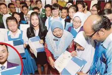  ??  ?? RAKAYAH (tengah) merakam kenangan bersama pelajar cemerlang SPM 2017 selepas mengumumka­n keputusan SPM 2017 di Jabatan Pendidikan Negeri di Kuching.
