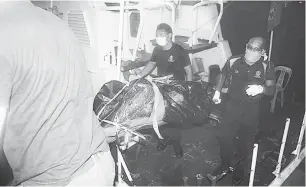  ??  ?? TERAPUNG: Anggota APMM Bintulu mengangkat mayat mangsa selepas tiba di jeti Kampung Jepak, malam kelmarin.