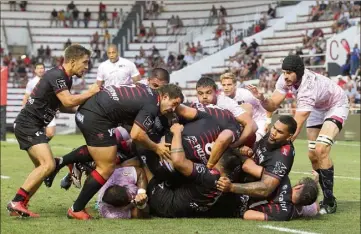  ?? (Photo F. Muller) ?? Vainqueur du Stade Français à Mayol, en match de préparatio­n (-), le RCT s’attend à une tout autre opposition cet après-midi à Jean-Bouin. Mais lui aussi a bien évolué ces dernières semaines.