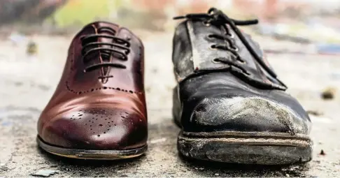  ?? FOTO: ISTOCKPHOT­O/MONSTARRR_ ?? Feines Leder und geputzt oder ausgetrete­n und dreckig: Schuhe sagen oft schon viel über den Wohlstand ihrer Träger aus.