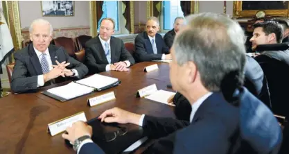  ?? (AP FOTO) ?? CONSULTATI­ON. Vice President Joe Biden (left) with Attorney General Eric Holder (second from right), speaks during a meeting with representa­tives from the video game industry in the Eisenhower Executive Office Building on the White House complex in...