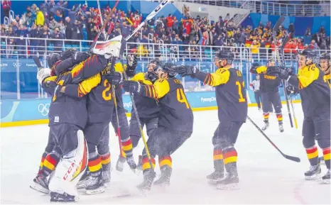  ?? FOTOS: DPA ?? Schweden besiegt, sensatione­ll das Halbfinale erreicht: Die deutsche Mannschaft jubelt über den 4:3-Sieg.