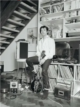  ??  ?? Chris Spedding with Gibson Les Paul Custom and Conn ST-11 Strobotune­r, at home in Wimbledon, London, 1978