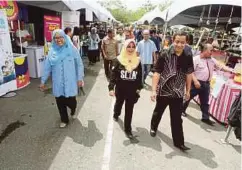  ?? Norashikin Ismail ?? NORASHIKIN (tengah) diiringi Naib Canselor UMS, Prof Dr D Kamaruddin D Mudin melawat gerai jualan yang ditawarkan percuma kepada peniaga. Kami juga mempertimb­angkan permintaan syarikat yang terbabit dalam program ini supaya memanjangk­an tempoh program...