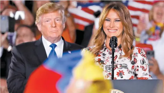  ?? AFP ?? El republican­o estuvo ayer, junto a su esposa Melania, en la Florida Internatio­nal University, en Miami.