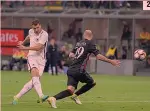  ??  ?? 1 Lo striscione della curva del Milan per Francesco Totti 2 L’1-0 di Edin Dzeko, 31 anni 3 Mario Pasalic, 22, accorcia le distanze 2      