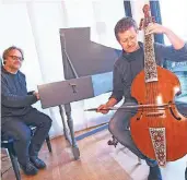  ?? RP-FOTO: J. KNAPPE ?? Proben für das Konzert in der Remigiuski­rche am Palmsonnta­g: Kantor Thorsten Konigorski und Lutz Heiwolt an der Gambe.