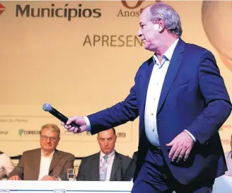  ?? RAMON BITENCOURT/O TEMPO ?? Palco. Após interrupçã­o, Ciro se recusa a responder a nova pergunta e abandona o evento