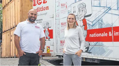  ?? FOTO: FLORIAN PEKING ?? Lisa Maier zählt auf Mitarbeite­r wie Naser Tashkeh, die nicht nur zupacken können, sondern auch ein offenes Ohr für die Kunden haben.