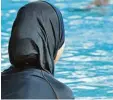  ??  ?? Muslima in einem Ganzkörper Badean zug, einem sogenannte­n Burkini.