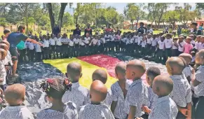  ?? FOTO: SCHOOL OF HOIMA ?? Mit den gespendete­n Lehrbücher­n wird an der „Nest of Hermon Primary School of Hoima“unterricht­et.