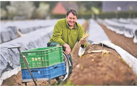  ?? FOTO: MARKUS VAN OFFERN ?? Johannes Ophey baut mit seiner Familie in Goch Spargel an.