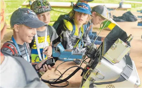  ?? FOTO: LENA REINER ?? „Bitte kommen“: Noah kann sich über den Schülercod­e DN als Amateurfun­ker versuchen.