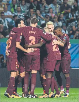  ??  ?? Todos en torno a Suárez El uruguayo tocó el balón antes de marcar Coates FOTO: MANEL MONTILLA