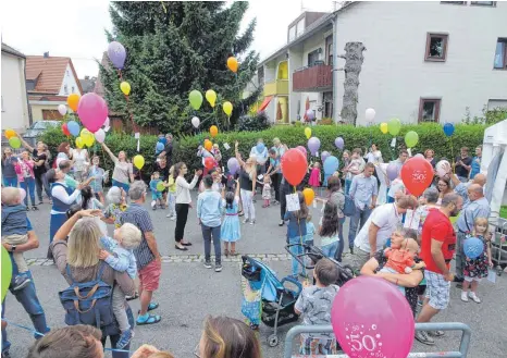  ?? FOTO: WILFRIED GEISELHART ?? Punkt zwölf Uhr: Großer Luftballon­start vor der Bonhoeffer­kirche – das freut nicht nur die Kinder.