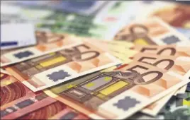 ?? (Photo d’illustrati­on) ?? L’argent, en petites coupures, a été retrouvé par les policiers de la Sûreté départemen­tale du Var, derrière le lit d’un Toulonnais de  ans.