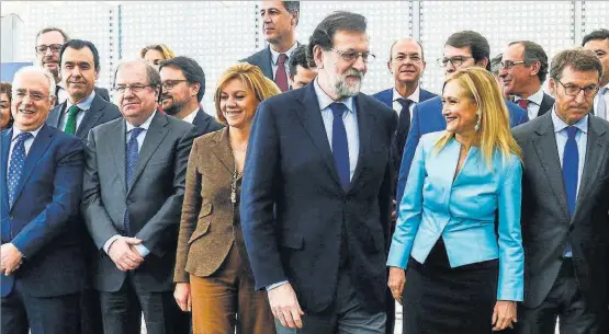  ?? BERNARDO DÍAZ ?? Mariano Rajoy, flanqueado por Dolores de Cospedal y Cristina Cifuentes, ayer, antes de la reunión con los presidente­s regionales del PP.