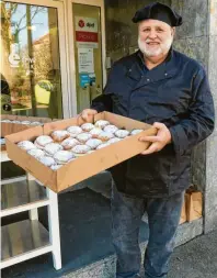  ?? Fotos: Backzeit ?? Am Faschingsd­ienstag, 13. Februar, verkauft Konditorme­ister Lothar Rother wieder Krapfen für einen guten Zweck.