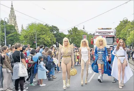  ?? [ APA ] ?? Für Wiens Image ist etwa die Regenbogen­parade ein Gewinn, den Innenstadt­händlern sind die Veranstalt­ungen aber zu viel.