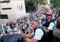  ?? ?? Los jugadores del Albacete celebran el ascenso en la rúa.