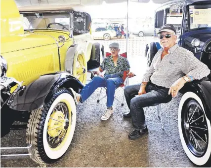  ??  ?? FRANCISCO Santos y Ernesto Ayala Cotto, junto a sus modelos A de 1930 y 1929, de la casa automotriz Ford.