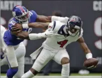  ?? MICHAEL WYKE - THE ASSOCIATED PRESS ?? New York Giants linebacker Lorenzo Carter (59) reaches to tackle Houston Texans quarterbac­k Deshaun Watson (4) during the first half Sunday.