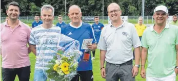  ?? FOTO: ROLAND HABEL ?? Der SC 04 Tuttlingen hat seinen Trainer Rainer Schulz verabschie­det. Das Bild zeigt Schulz (Mitte) zusammen mit den SC-Vorständen Sascha Steiger, Erik Bühler, Arnulf Hosch und Rainer Hohner (von links).