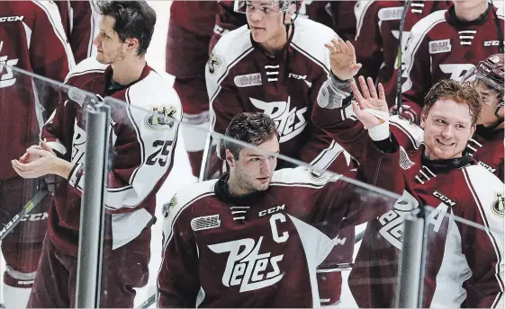  ?? CLIFFORD SKARSTEDT EXAMINER ?? Peterborou­gh Petes' captain Logan DeNoble (28) waves to the fans after playing his last game as a Pete against the Hamilton Bulldogs on Saturday.