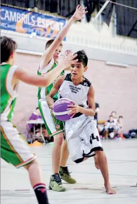  ??  ?? Carlos López sorprendió a compañeros, rivales y público al jugar sin calzado deportivo ■ Foto cortesía Rafa Marrasé/ www.tgnbasquet.com