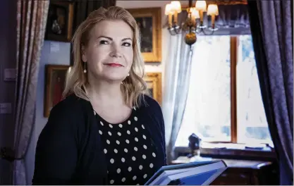  ?? FOTO: CATA PORTIN ?? ARVET LEVER VIDARE. Nina Zilliacus har varit kurator för den utställnin­g som nu visas på Villa Gyllenberg.