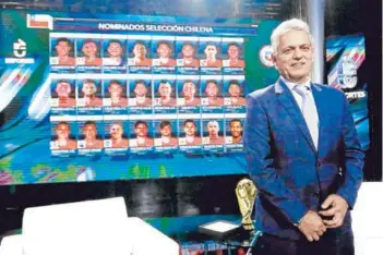  ??  ?? ► Reinaldo Rueda entrega la nómina de la Roja en las oficinas de Turner.