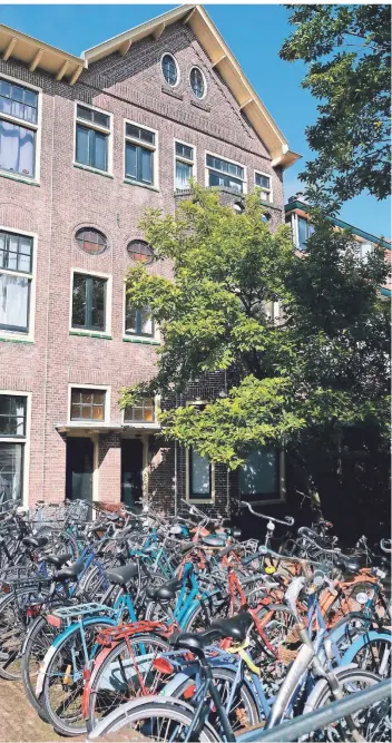  ?? FOTO: MIKE CORDER/AP PHOTO ?? Unzählige Fahrräder stehen vor zwei Studentenw­ohnheimen in Leiden geparkt.