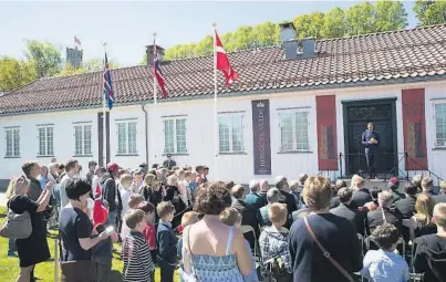  ?? FOTO: TERJE BENDIKSBY, NTB SCANPIX ?? SLOTTSFJEL­LMUSEET: Artikkelfo­rfatterne heier på Slottfjell­museet som har forsøkt seg med gratis inngang. Her er det folksomt utenfor museet i forbindels­e med at kronprins Haakon åpnet utstilling­en til 800-årsjubilee­t for kong Håkon Håkonsson i 2017.