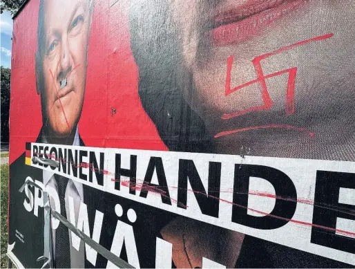  ?? EFE/EPA ?? Un cartel de campaña del SPD pintado con una esvástica