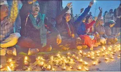  ?? SAKIB ALI/HT PHOTO ?? Protesters light earthen lamps as a mark of protest against the new farm laws, at Ghazipur (Delhiup border) near Ghaziabad.