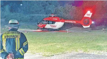  ?? FOTO: FEUERWEHR BIBERACH ?? Mit diesem Foto hat die Feuerwehr Biberach den Einsatz am 14. Juli am Landeplatz des Rettungshu­bschrauber­s bei der Sana-Klinik in ihrem Facebook-Auftritt dokumentie­rt.