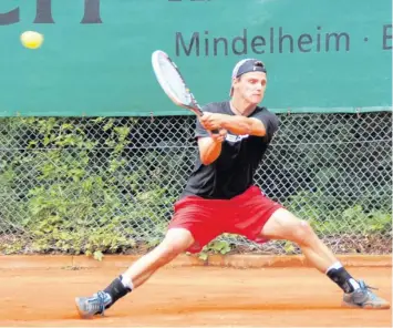  ?? Foto: Philipp Merbeler ?? Vor rund drei Jahren hängte Marcel Zimmermann seine Karriere als Tennisprof­i an den Nagel und arbeitet nun in der Tennisakad­emie Allgäu. Doch er will zurück auf die großen Courts – als Trainer eines Profis.