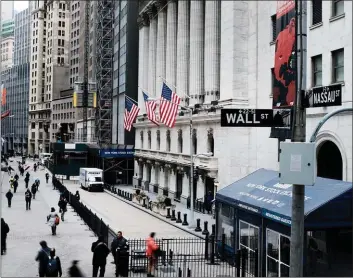  ??  ?? WALL STREET. Fue el epicentro de la tormenta bursátil que aterrorizó al planeta esta semana. Aunque la bolsa neoyorquin­a se recuperó rápido, dañó la confianza global.