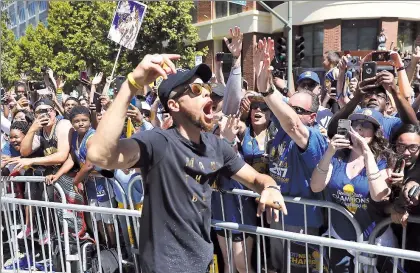  ??  ?? Más de un millón de personas salieron a festejar con los Warriors de Golden State durante el desfile de la victoria después de ganar el campeonato de la NBA 2017, por quinta ocasión, tras derrotar a los Cavaliers de Cleveland. En la imagen, Stephen...
