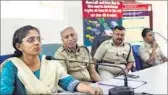  ?? BACHCHAN KUMAR ?? Dr Rita Savla, director, Radhee Foundation and Navi Mumbai police commission­er KL Prasad at the Navi Mumbai traffic department initiative ‘Give way to ambulance’.