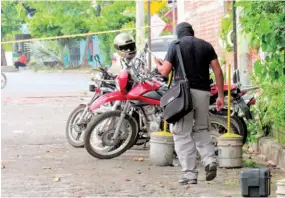  ??  ?? Sin antecedent­es. La policía informó que se encuentra investigan­do si la mujer colaboraba con pandillero­s. Descartó que tuviera antecedent­es penales.