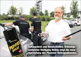  ??  ?? Schlagstoc­k und Handschell­en: Ordnungsam­tsleiter Wolfgang Helbig zeigt die neue Ausrüstung des Plauener Vollzugsdi­enstes.