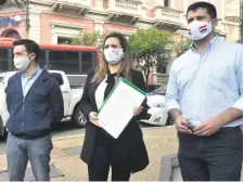  ??  ?? Los diputados Sebastián García, Kattya González y Sebastián Villarejo ampliaron la denuncia por casos de licitacion­es.