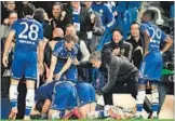  ??  ?? Chelsea manager Jose Mourinho reminds his players they still have a few minutes left in the match. AFP PHOTO