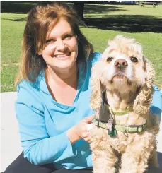  ?? DEBBIE WACHTER/NEW CAST PHOTOS ?? Lori Hainer and her dog, Duncan, are quite a team at cheering up people whose spirits are low.